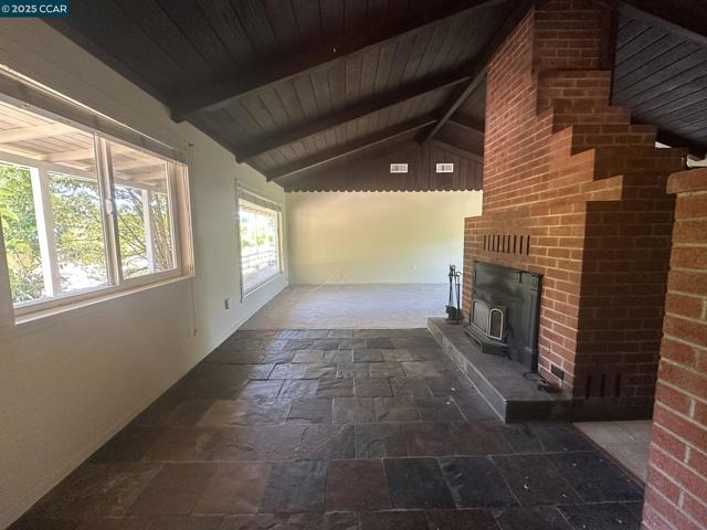120 Sexton Rd, Sebastopol CA: https://media.crmls.org/mediaz/71c24878-f290-489e-b7c9-c975e8cb5e68.jpg