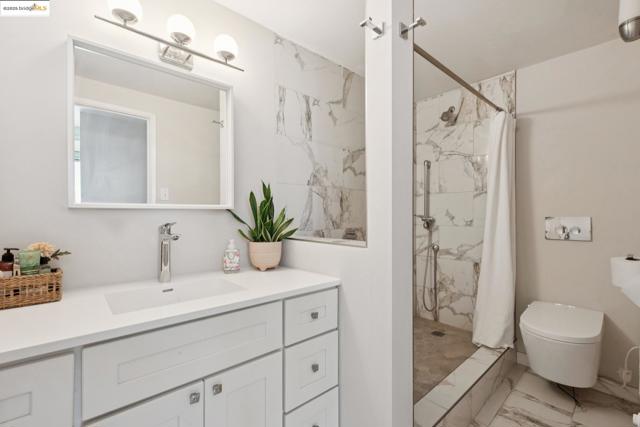 1555 Lakeside Dr, Oakland CA: https://media.crmls.org/mediaz/71c35d99-b2dc-4b0c-b2cf-df48c1debe0a.jpg