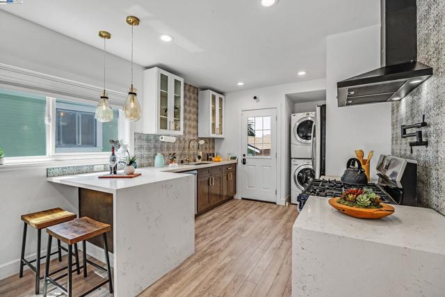 5407 Roberts Ave, Oakland CA: https://media.crmls.org/mediaz/71c398dc-1ef6-4b2b-985d-46d01ea69cd6.jpg