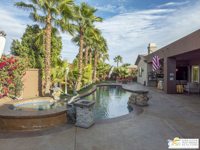 18 Calais Circle, Rancho Mirage CA: https://media.crmls.org/mediaz/71c3eaf0-96dc-486f-80b6-d98fc66cea2f.jpg