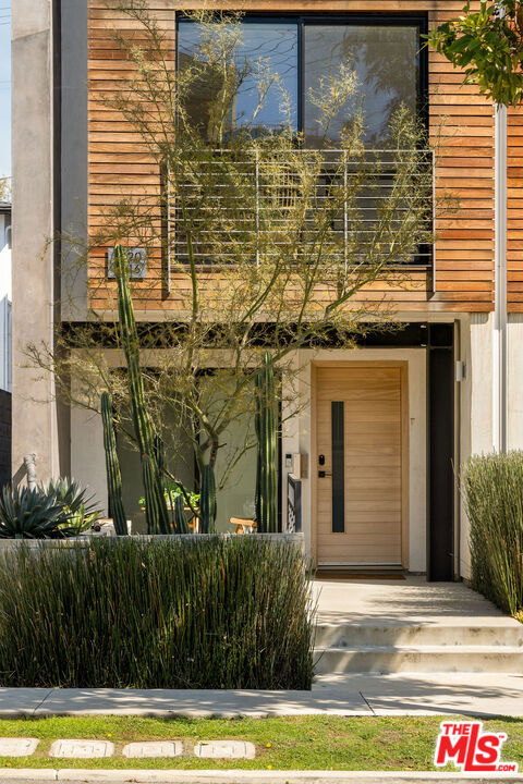 820 N Formosa Avenue, Los Angeles CA: https://media.crmls.org/mediaz/71c4c313-789b-4945-bcaf-6062ce67bf3d.jpg