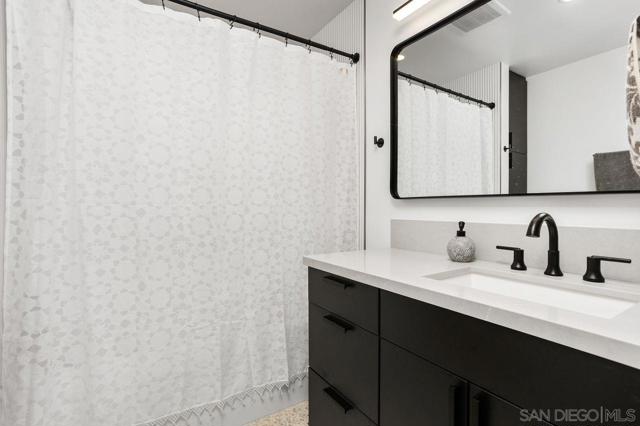 5301 Los Robles Dr, Carlsbad CA: https://media.crmls.org/mediaz/71c5a5fe-1c81-43a1-8729-04c59cc7cf11.jpg