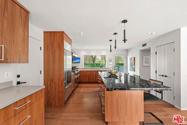 7712 Chandelle Place, Los Angeles CA: https://media.crmls.org/mediaz/71c65d6f-830a-4383-b5bc-84713bad50f0.jpg