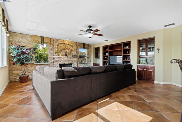 Image 17 of 60 For 1017 Vineyard Dr