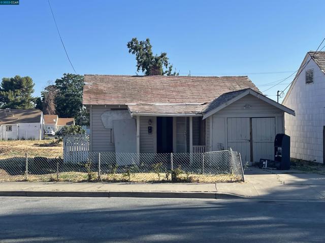 Image 2 of 5 For 208 Railroad Ave