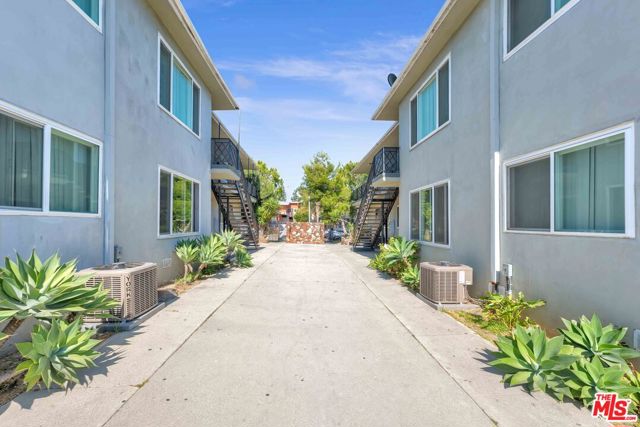10235 S 10th Avenue, Inglewood CA: https://media.crmls.org/mediaz/71c9d817-d306-4174-8870-64f3671169d1.jpg