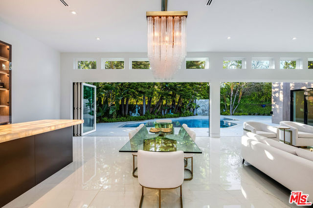 16601 Park Lane Circle, Los Angeles CA: https://media.crmls.org/mediaz/71ca46ca-e5b7-4eb9-a199-212071752d83.jpg