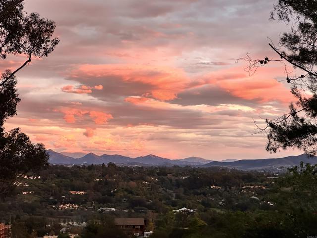 220 S Shorehang Lane, Encinitas CA: https://media.crmls.org/mediaz/71ca8b5f-25e1-4620-bfcc-ebb3d17a7120.jpg