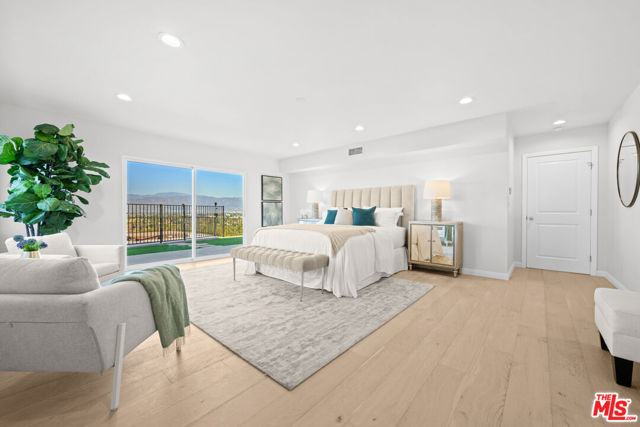 11725 Laurelwood Drive, Studio City CA: https://media.crmls.org/mediaz/71ca8c2a-73b8-444b-8ffb-6752c48a45fa.jpg