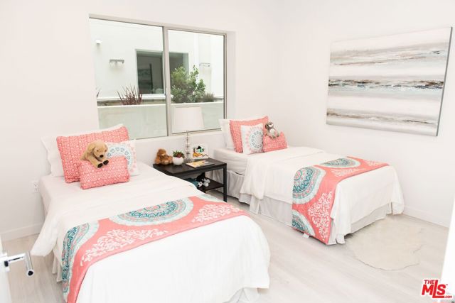625 S BARRINGTON Avenue, Los Angeles CA: https://media.crmls.org/mediaz/71caa3d5-3a17-4c32-bb64-d3725dabc663.jpg