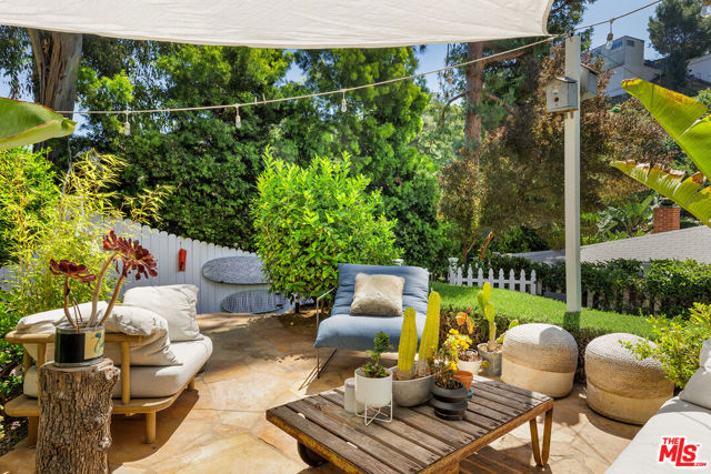 8421 Kirkwood Drive, Los Angeles CA: https://media.crmls.org/mediaz/71cbc431-c4ef-4552-90de-2792c52bb3ad.jpg