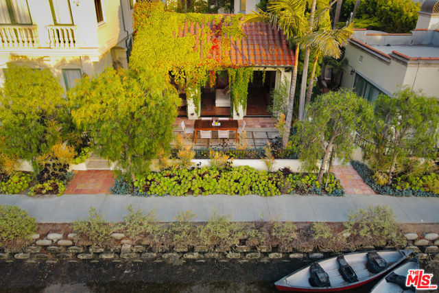416 Carroll Canal, Venice CA: https://media.crmls.org/mediaz/71cc3699-98a0-45d3-b56e-0994857a4f54.jpg