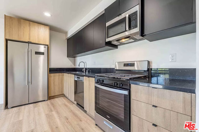 2103 S Burnside Avenue, Los Angeles CA: https://media.crmls.org/mediaz/71cc8cde-86f4-4c11-9518-4760f3401a10.jpg