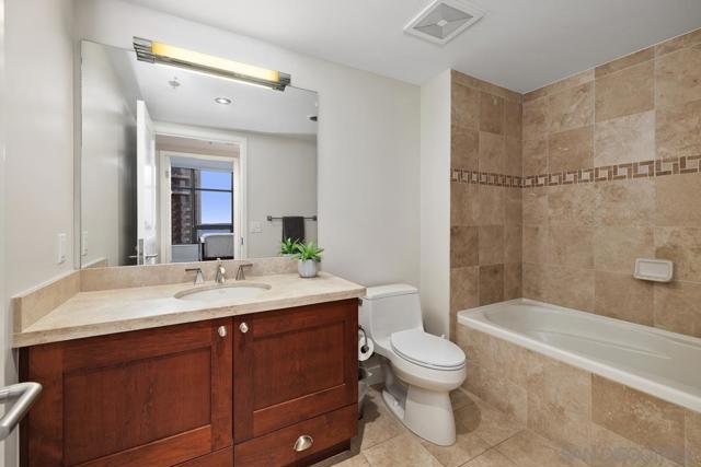 700 W E St, San Diego CA: https://media.crmls.org/mediaz/71cd1f3d-8bca-4550-ba30-2908e784d72a.jpg