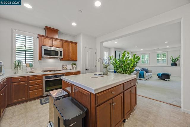 6939 Mariposa Cir, Dublin CA: https://media.crmls.org/mediaz/71cd9cf5-9715-4536-a8fc-c0c31d723a26.jpg