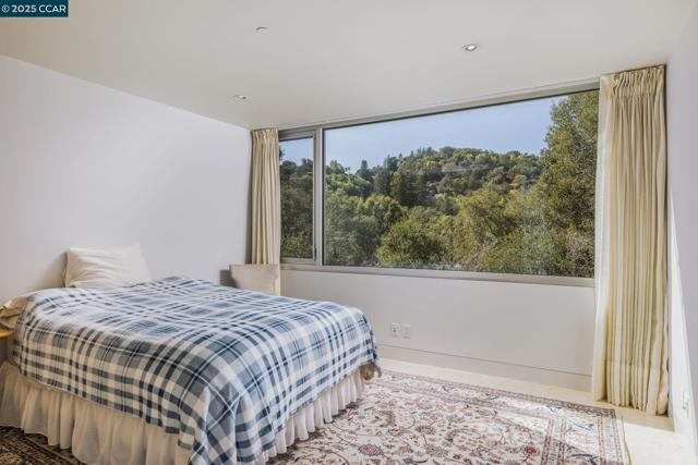 2 Crane Ct, Orinda CA: https://media.crmls.org/mediaz/71ce386c-1c42-4ebd-a0e5-abbb5a14ae3c.jpg