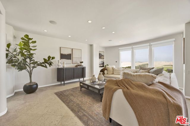 7019 E Seaside Walk, Long Beach CA: https://media.crmls.org/mediaz/71d09f91-276b-4d9e-a26d-2cce09dc7f4d.jpg