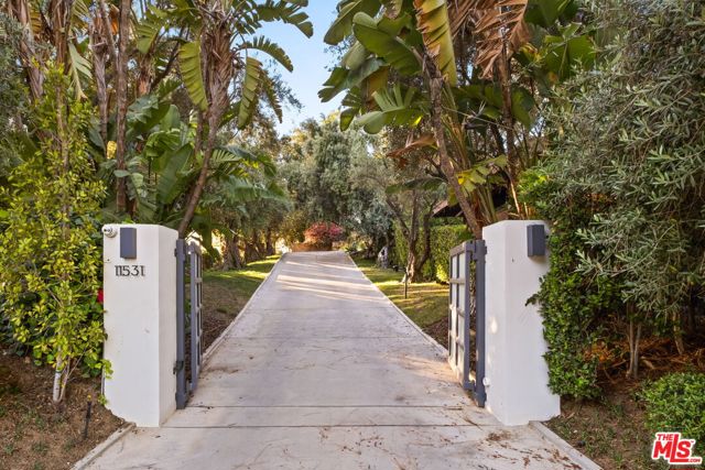 11531 Amanda Drive, Studio City CA: https://media.crmls.org/mediaz/71d0b4c3-020f-45ae-9ba7-384dfd5a0af2.jpg