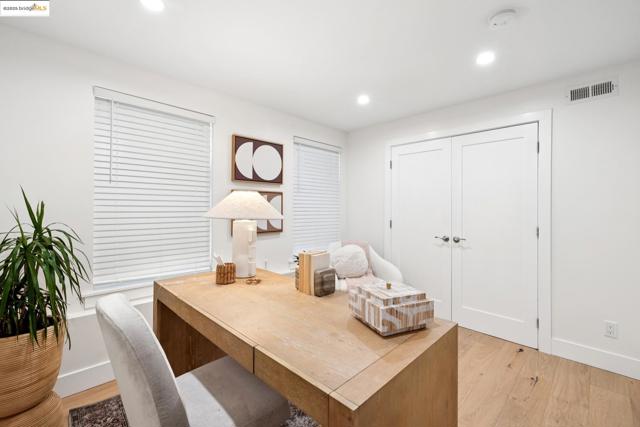 864 Arlington Ave, Oakland CA: https://media.crmls.org/mediaz/71d1d223-2bba-42d8-8479-0e5fd8563841.jpg