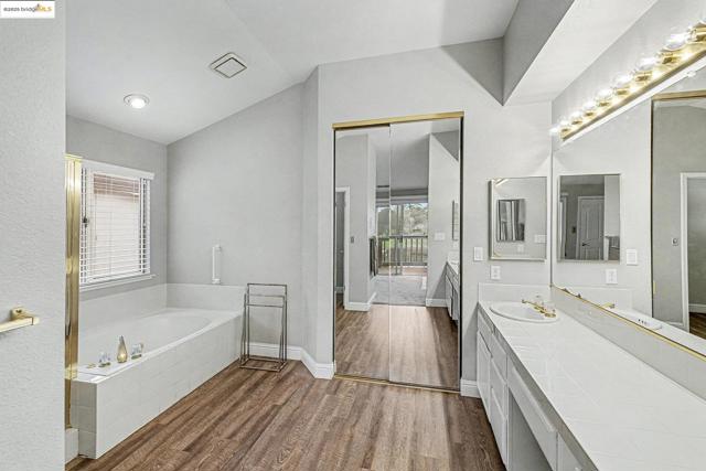 2127 Prestwick Dr, Discovery Bay CA: https://media.crmls.org/mediaz/71d3236d-f782-4eae-b712-14ddc9d7f2be.jpg
