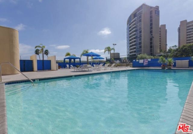 4337 Marina City Drive, Marina del Rey CA: https://media.crmls.org/mediaz/71d392db-4615-43a6-bd0e-85f377612575.jpg