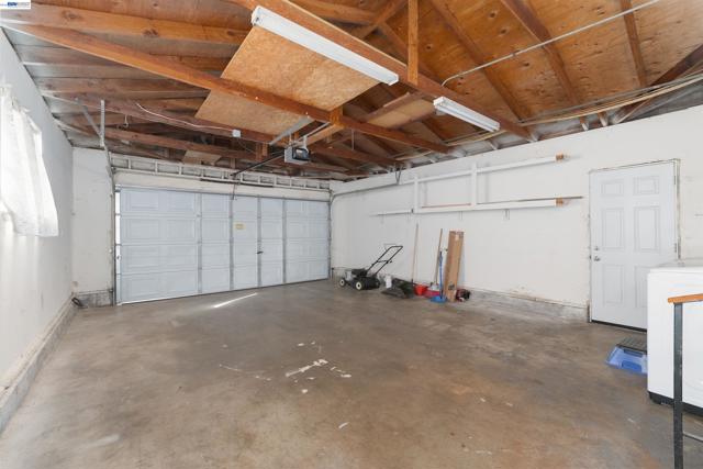 324 Eva Ct, Manteca CA: https://media.crmls.org/mediaz/71d438a5-7e8d-4e63-adc9-bfb278a3d9a4.jpg
