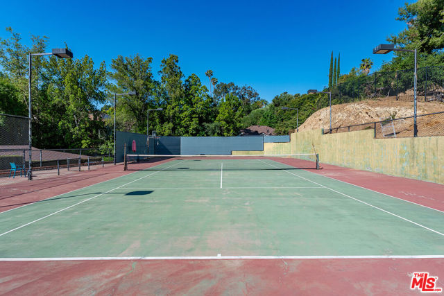 16145 High Valley Place, Encino CA: https://media.crmls.org/mediaz/71d47ee6-7b7f-4414-ba42-8cb41f979ba9.jpg