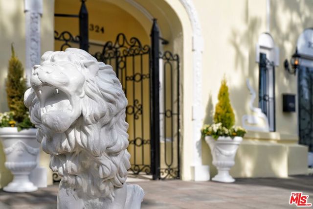 322 S Kingsley Drive, Los Angeles CA: https://media.crmls.org/mediaz/71d6151a-6cf2-448a-9dd4-bcd5fe1ebcef.jpg