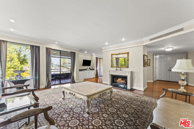 4752 Park Encino Lane, Encino CA: https://media.crmls.org/mediaz/71d6d4a8-85ae-47a1-9fee-e9cc7d145a63.jpg