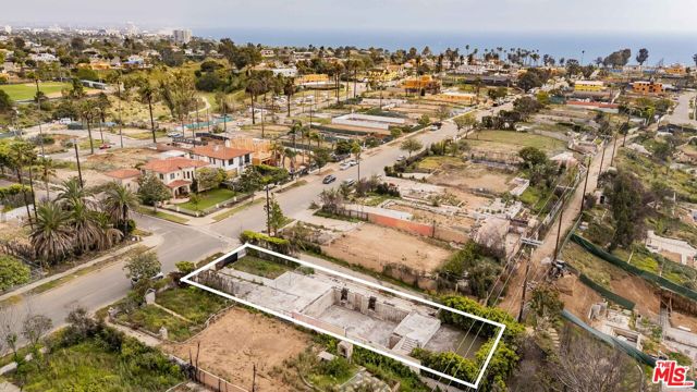 701 Via De La Paz, Pacific Palisades CA: https://media.crmls.org/mediaz/71d7ba50-a31a-4297-aeee-63715e1ac0c2.jpg