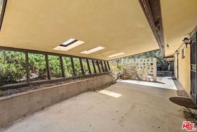 9762 Sunland Boulevard photo 2