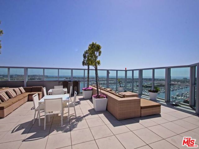13700 Marina Pointe Drive, Marina del Rey CA: https://media.crmls.org/mediaz/71d878e8-8d76-4e99-8008-a7b4473ca5d4.jpg