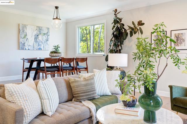 2 Cavendish Ln, Piedmont CA: https://media.crmls.org/mediaz/71d896eb-7fb2-43b1-8be5-7b0fbbdbaa89.jpg