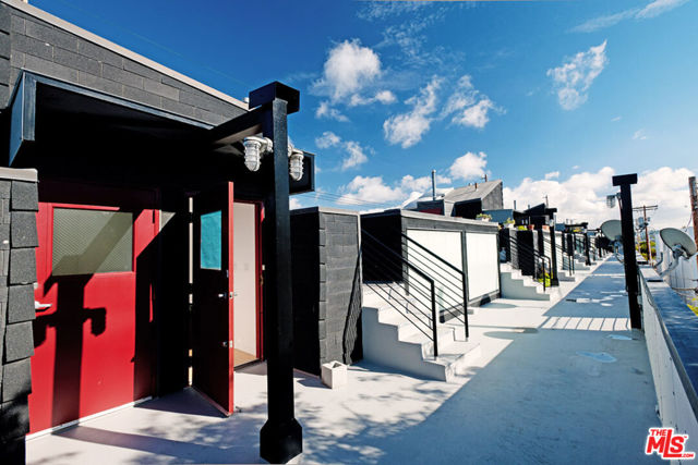 1113 Electric Avenue, Venice CA: https://media.crmls.org/mediaz/71d8a4f7-5a8b-465e-add4-fa4d921d9e67.jpg