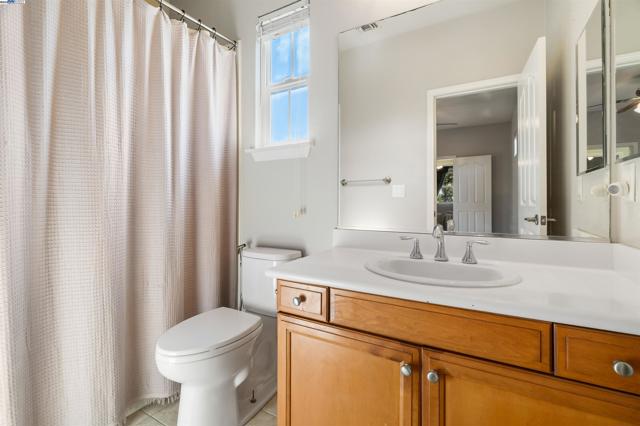 215 W Santa Cruz Way, Mountain House CA: https://media.crmls.org/mediaz/71da62e1-faa7-4608-81dd-02f9ad4d24ee.jpg