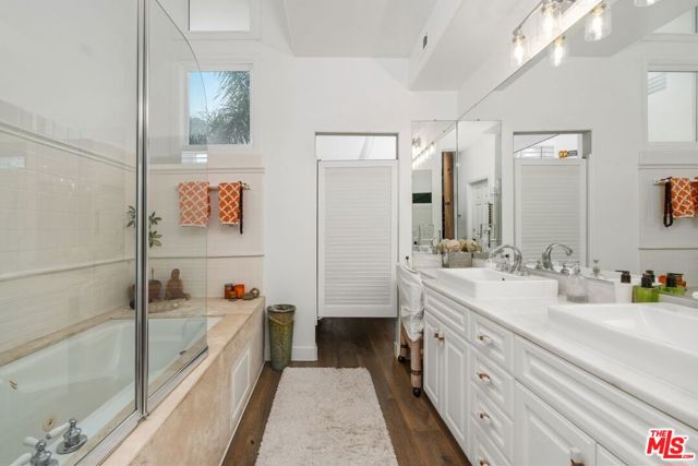 6435 Zumirez Drive, Malibu CA: https://media.crmls.org/mediaz/71dd53b0-5fcd-4af7-8464-f14b1df7e819.jpg