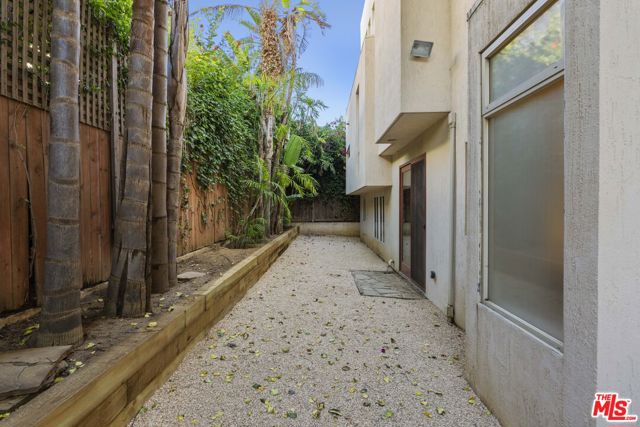 31851 Seafield Drive, Malibu CA: https://media.crmls.org/mediaz/71ddc3bd-b8e4-48f1-8868-2a3240d58334.jpg