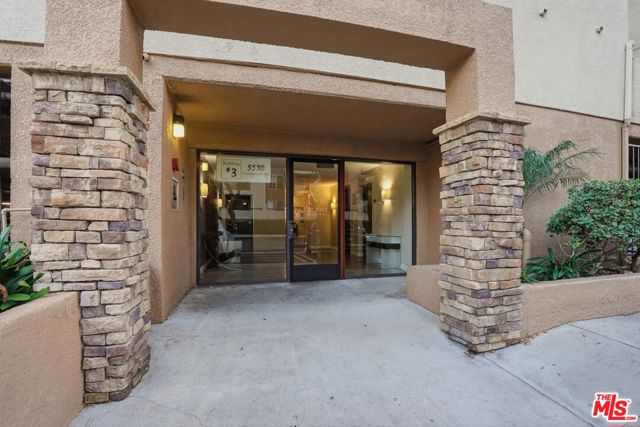 5530 Owensmouth Avenue, Woodland Hills CA: https://media.crmls.org/mediaz/71de914e-dea8-43a1-84d3-07709d40d307.jpg