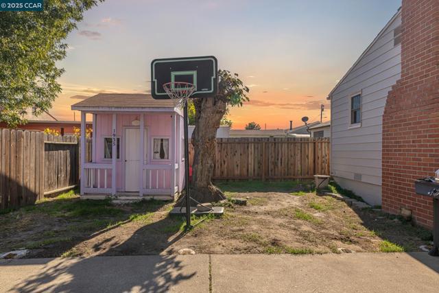 1935 Chestnut Ave, Antioch CA: https://media.crmls.org/mediaz/71df069a-fa1a-4f23-9df3-ff2424fc3bd7.jpg