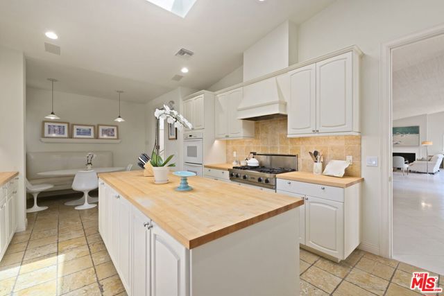 1634 Gilcrest Drive, Beverly Hills CA: https://media.crmls.org/mediaz/71df6e85-a3f7-4c62-98af-527a97b002de.jpg