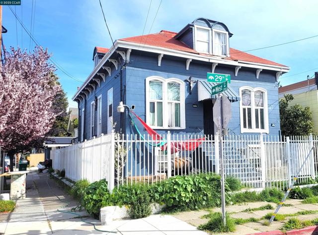 760 29th Street, Oakland CA: https://media.crmls.org/mediaz/71dfce08-f12e-429c-9d41-a840a5930095.jpg
