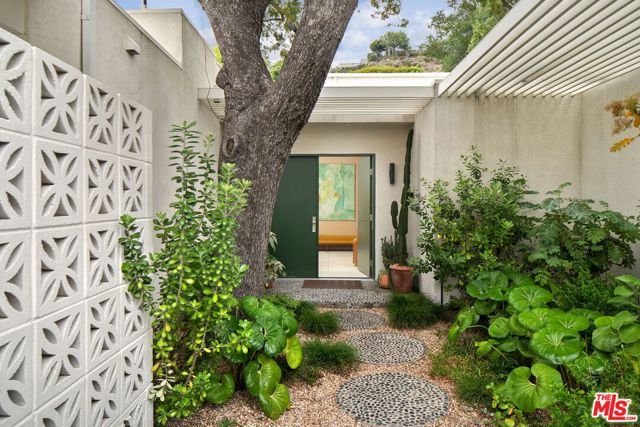 11513 Dona Cecilia Drive, Studio City CA: https://media.crmls.org/mediaz/71e01585-74d7-4250-89b5-95a0a15b85d7.jpg