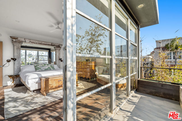 25 Brooks Avenue, Venice CA: https://media.crmls.org/mediaz/71e11a5e-5ded-4970-865b-5bbff79aae27.jpg