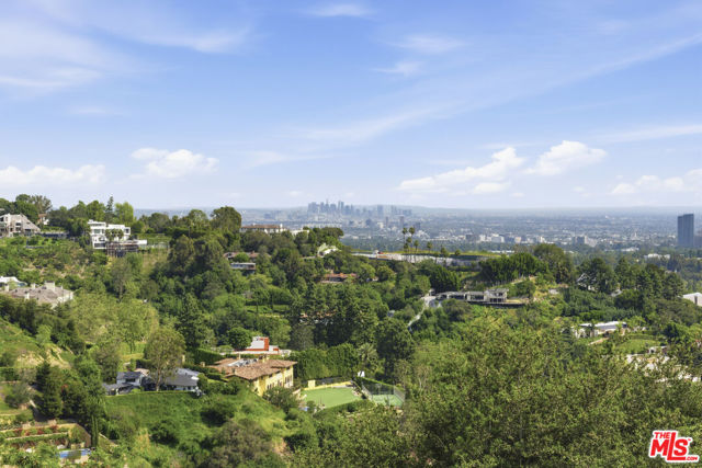 11287 Chalon Road, Los Angeles CA: https://media.crmls.org/mediaz/71e2b5b1-181d-4677-9622-7810d5eea046.jpg