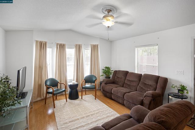 55 PACIFICA AVE, Bay Point CA: https://media.crmls.org/mediaz/71e3a10c-8b7f-4671-aef7-73f5d7dd0353.jpg
