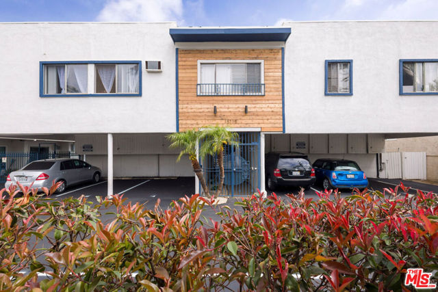 Image 23 of 52 For 15115 Victory Boulevard