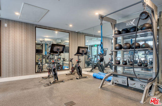 411 S Hamel Road, Los Angeles CA: https://media.crmls.org/mediaz/71e42790-9144-4d3c-bdca-78a702a76616.jpg