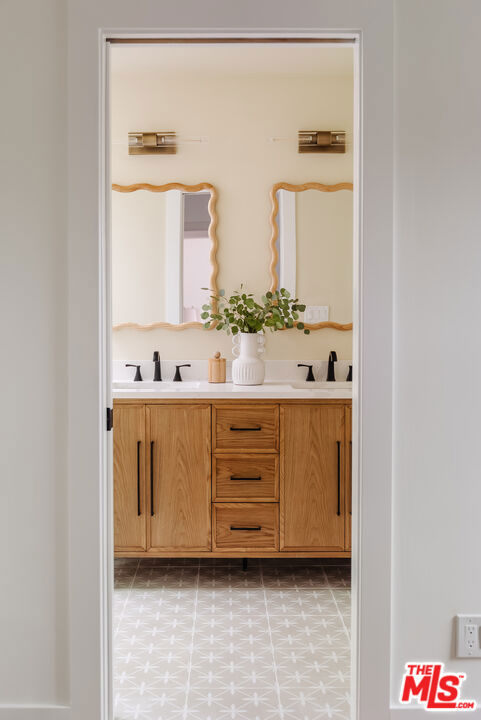 3501 Hillcrest Drive, Los Angeles CA: https://media.crmls.org/mediaz/71e599e9-bbd1-409e-9328-b03a753d9f72.jpg