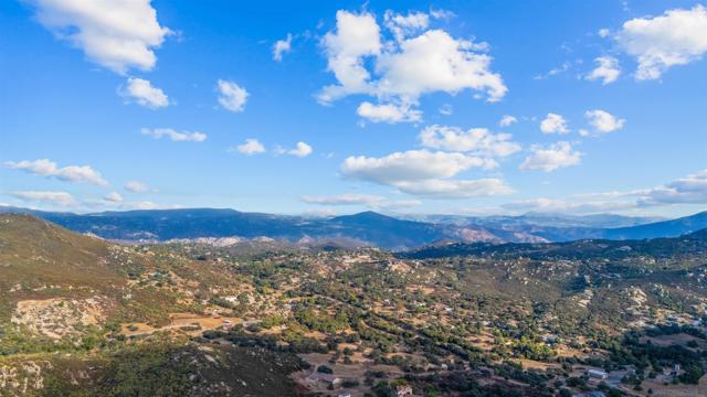 2410 Mount Elena Way, Jamul CA: https://media.crmls.org/mediaz/71e660d2-afe2-48de-b253-820487331a0d.jpg