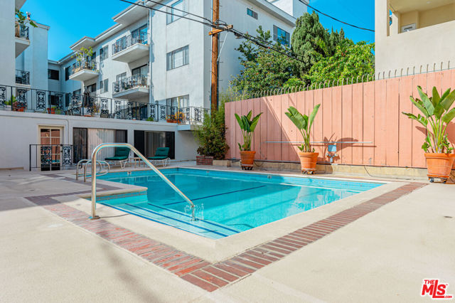 11928 Kiowa Avenue, Los Angeles CA: https://media.crmls.org/mediaz/71e7bf78-0d16-42cf-bdaf-1c8483ab5105.jpg